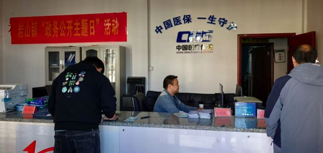 政策下基層 服務零距離 ——洞口縣巖山鎮政務公開日搭起便民“連心橋”